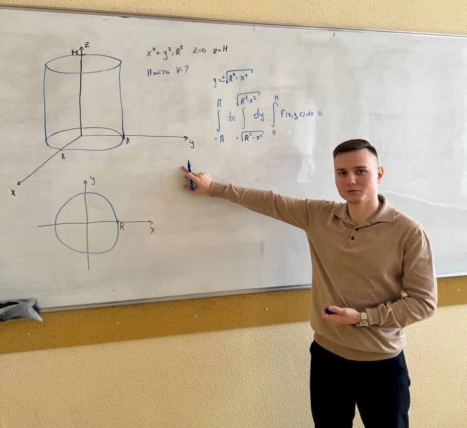Василий Алексеевич у доски разбирает задачу по высшей математике